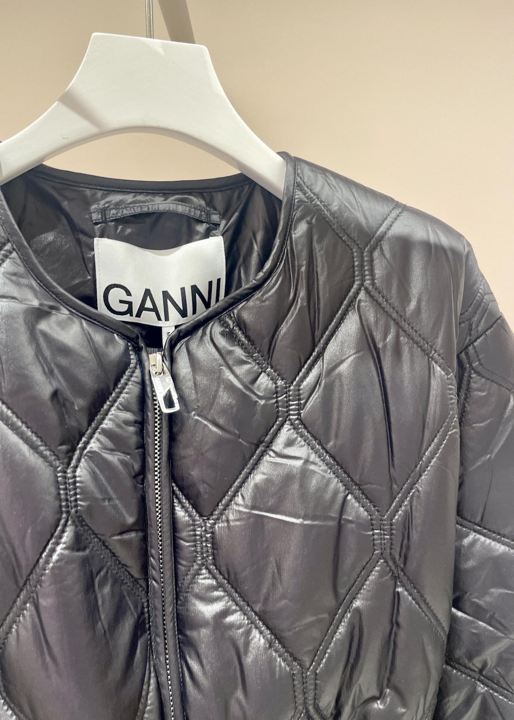 「ガニー、GANNI、ブラック、長袖、ジャケット、ブルゾン、パープル、スカート、ロング、キルティング、きれいめカジュアル、秋のコーデ、休日スタイル、オトナカワイイ」｜「ADAM ET ROPE'のチェーンアクセサリーミニバッグ（ショルダーバッグ、ブラック系）」を使った、matsumuraさん（レディース・159cm）の秋コーディネートの5枚目の写真