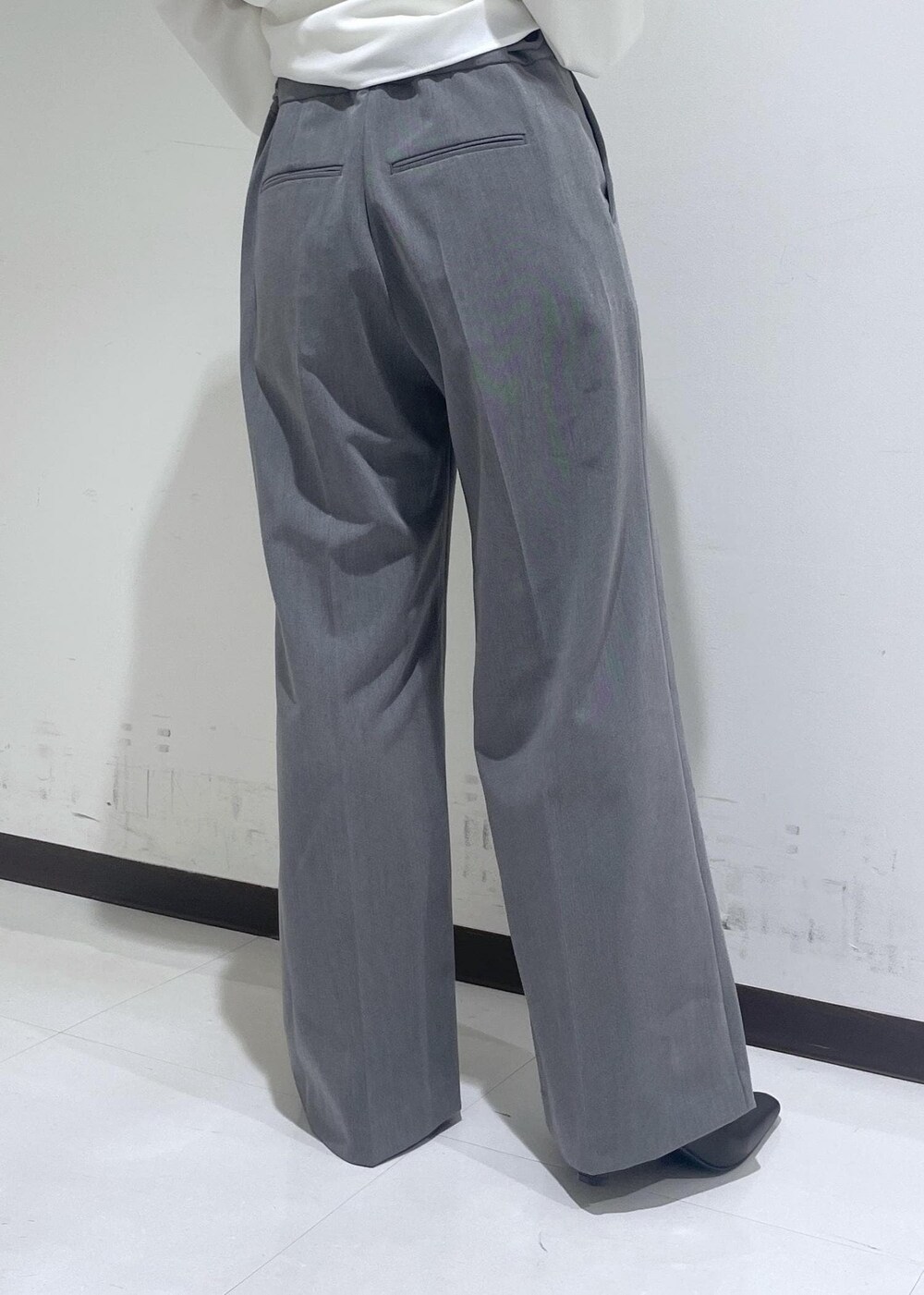 ホワイト系のシャツ/ブラウス、ホワイト系のショルダーバッグ、グレー系のスラックスを着用したレディースの夏コーディネートの9枚目の写真