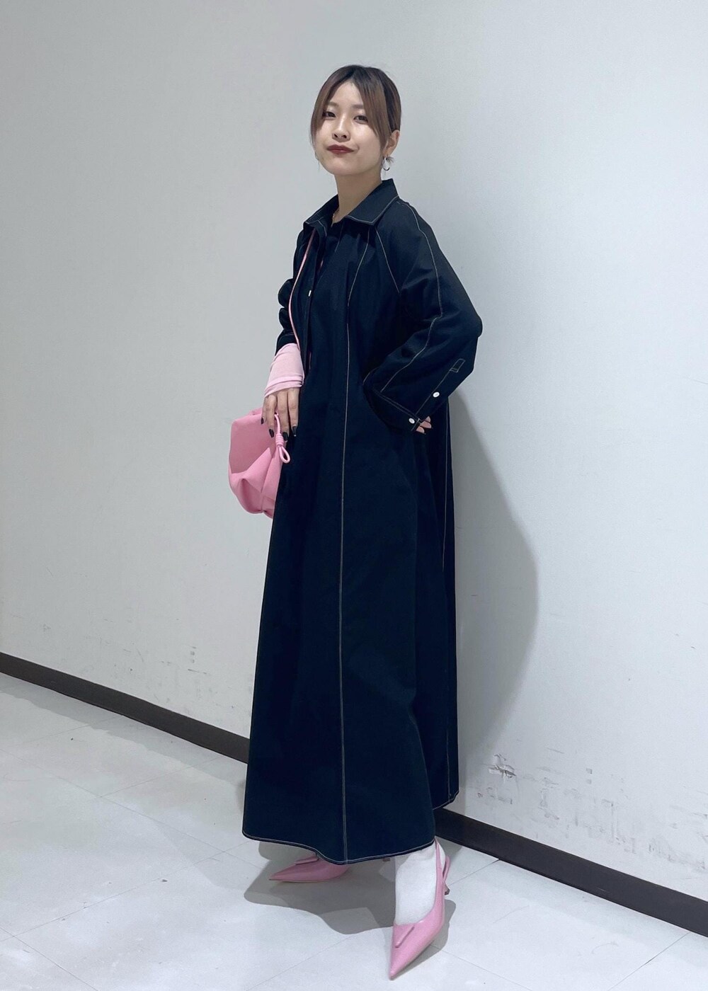「24SS、トニービアンコ、ルミネ店限定、シャツ、シャツワンピ、ワンピース、ピンク、シアー、ブラック、ポインテッドトゥ、ミュール、ADAM ET ROPÉ、FEMME、骨格ウェーブ、骨格ナチュラル」｜「ADAM ET ROPE'の【逸品】シアーロンＴ（Tシャツ/カットソー、ピンク系）」を使った、matsumuraさん（レディース・160cm）の冬コーディネートの3枚目の写真
