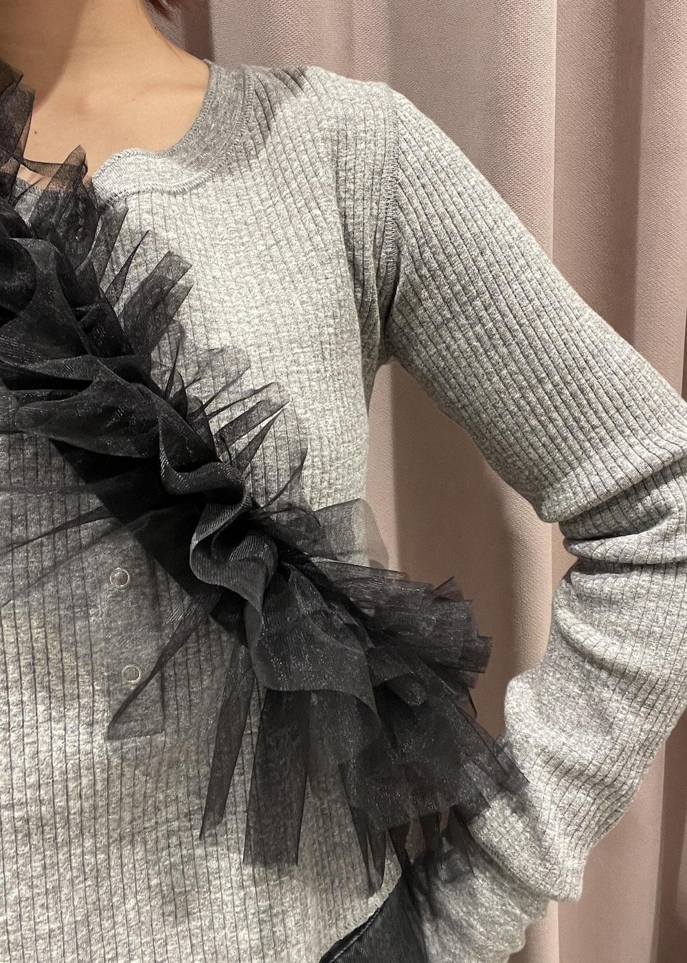 ブラック系のデニムパンツ、ブラック系のパンプス、グレー系のTシャツ/カットソーを着用したレディースの冬コーディネートの3枚目の写真