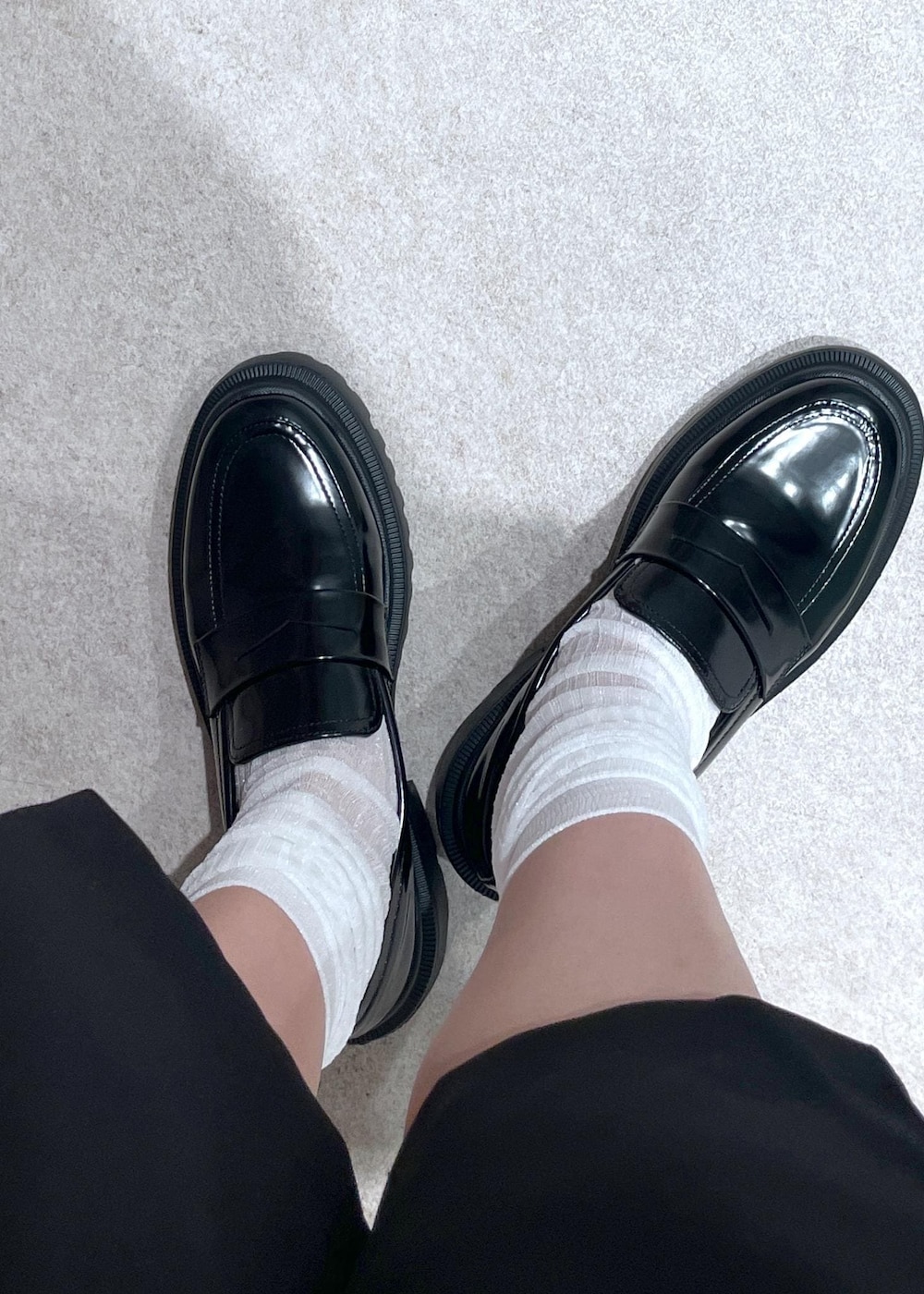 ブラック系のローファー、シルバー系のボストンバッグ、ブラック系のその他パンツを着用したレディースの夏コーディネートの6枚目の写真