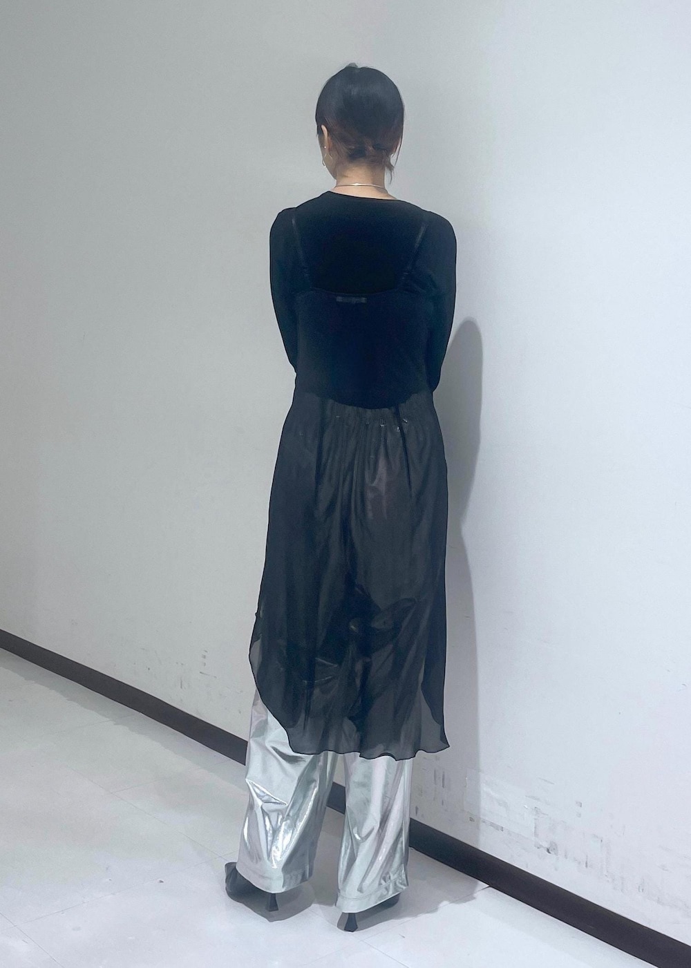 ブラック系のワンピース、ブラック系のパンプス、ブラック系のTシャツ/カットソーを着用したレディースの秋コーディネートの4枚目の写真