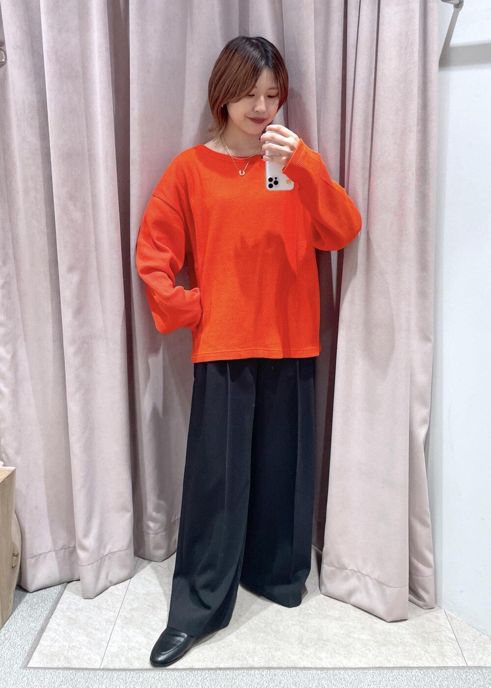 「ベルト、ローファー、Miller、ワイドパンツ、パンツ、24SS、リラックス、ADAM ET ROPÉ、FEMME、カラーコーデ、シンプルコーデ、大人かわいい、きれいめカジュアル、ファッションを楽しもう、着回しコーデ」｜「MILLERの【Miller for ADAM ET ROPE'】別注WAFFLE L/S TEE（Tシャツ/カットソー、レッド系）」を使った、matsumuraさん（レディース・160cm）の冬コーディネートの5枚目の写真