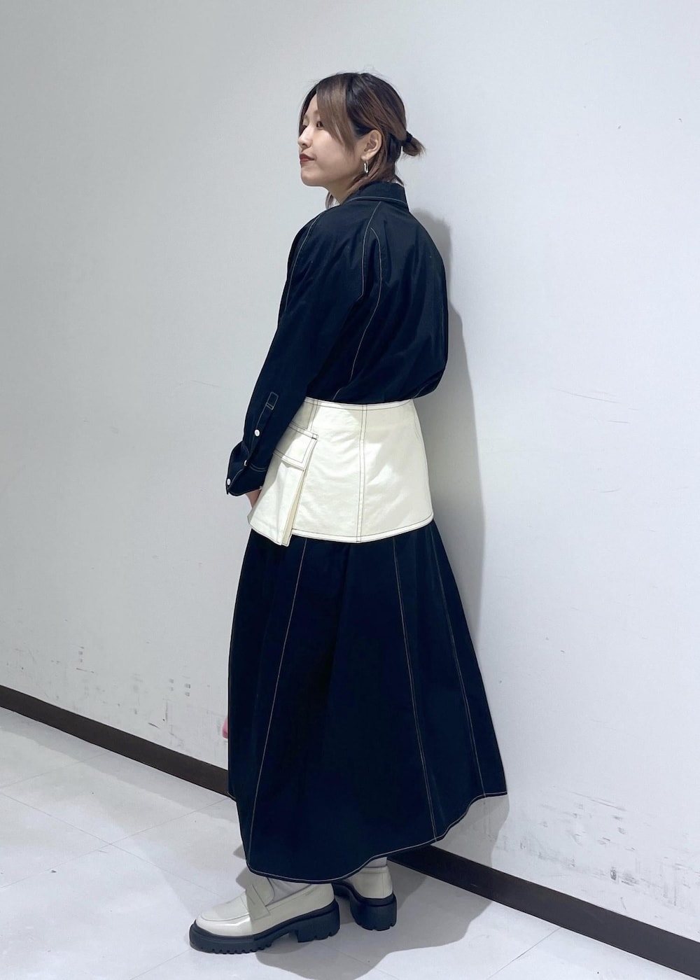 「ピンク、シアー、シャツワンピ、シャツ、ワンピース、ローファー、晴雨兼用、レインローファー、ショルダーバッグ、バッグ、ウエストベルト、24SS、ADAM ET ROPÉ、FEMME、カジュアルコーデ」｜「ADAM ET ROPE'の【逸品】シアーロンＴ（Tシャツ/カットソー、ピンク系）」を使った、matsumuraさん（レディース・160cm）の冬コーディネートの3枚目の写真