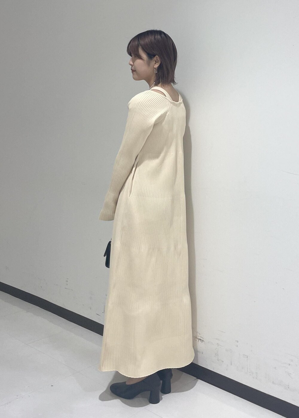 ブラック系のパンプス、シルバー系のチョーカーを着用したレディースの冬コーディネートの4枚目の写真