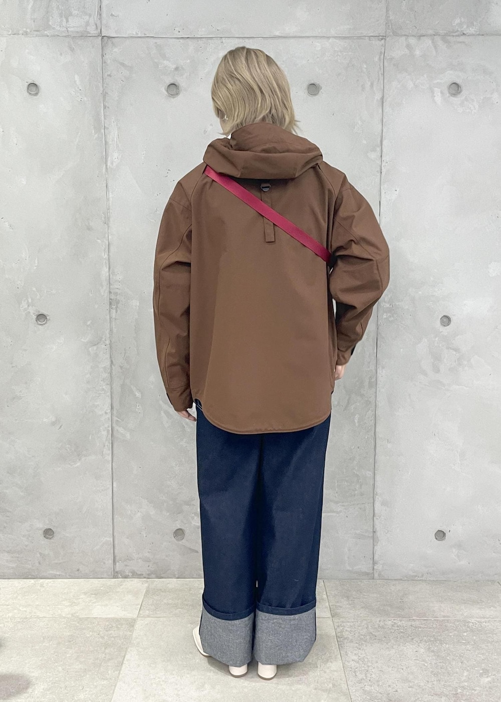 ホワイト系のTシャツ/カットソー、ブラウン系のマウンテンパーカー、ホワイト系のブーツを着用したレディースの夏コーディネートの3枚目の写真