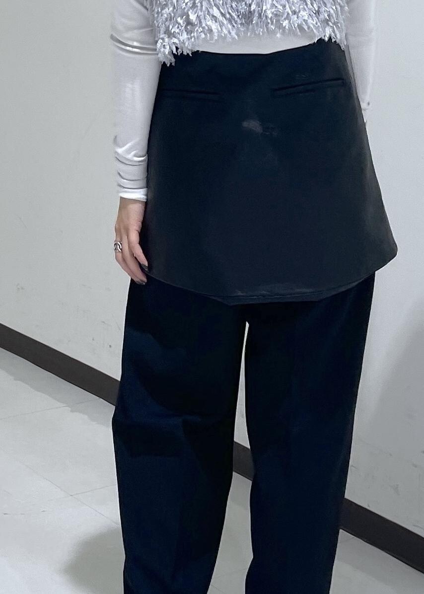 シルバー系のサンダル、グレー系のTシャツ/カットソー、ブラック系のスカートを着用したレディースの夏コーディネートの9枚目の写真