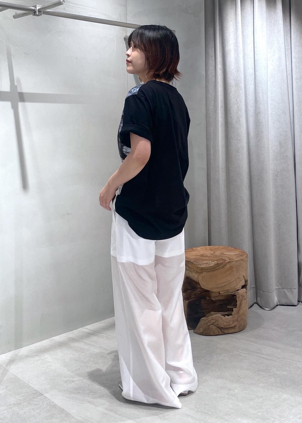 「アニエスベー、ビーチサンダル、チェーンバッグ、シルバー、ブラック、ホワイト、Tシャツ、半袖、クルーネック、ワイド、フラット、初夏コーデ、夏コーデ、お出かけコーデ、旅行コーデ」｜「ADAM ET ROPE'のストラップビーチサンダル（サンダル、シルバー系）」を使った、matsumuraさん（レディース・160cm）の夏コーディネートの3枚目の写真
