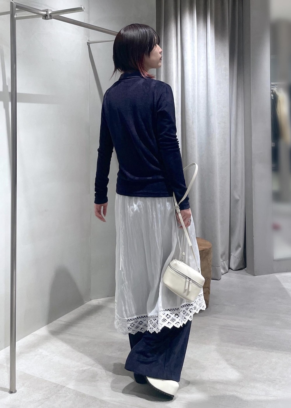 ブルー系のTシャツ/カットソー、ホワイト系のサンダル、ホワイト系のスカートを着用したレディースの春コーディネートの2枚目の写真