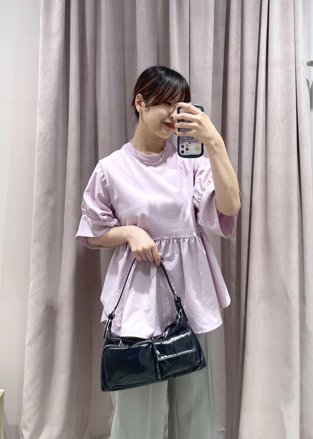 「シルバー、ミュール、ピンク、ペプラム、パンツ、グレー、春夏コーデ、パンツコーデ、着回しコーデ、春服、大人カジュアル、オトナカワイイ、通勤コーデ、ラクチンコーデ、大人女子」|「ADAM ET ROPE'の【サステナブル】ナロークロスストラップサンダル(サンダル、シルバー系)」を使った、matsumuraさん(レディース・160cm)の春コーディネートの4枚目の写真