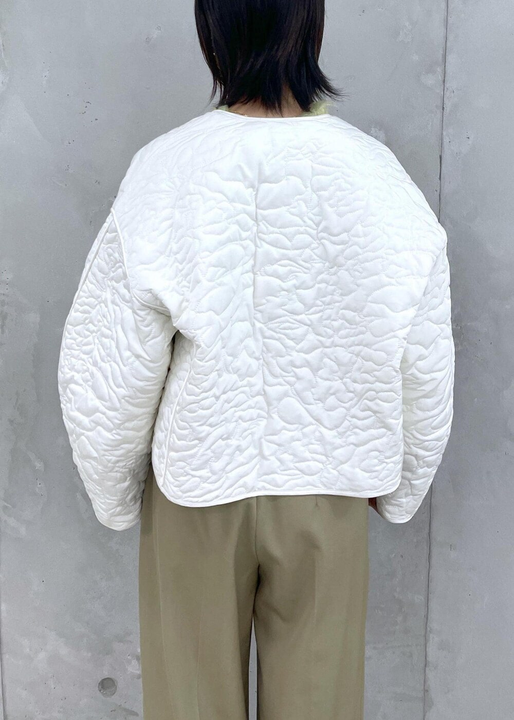 ブラウン系のローファー、グリーン系のカーディガン/ボレロ、グリーン系のスラックスを着用したレディースの冬コーディネートの8枚目の写真