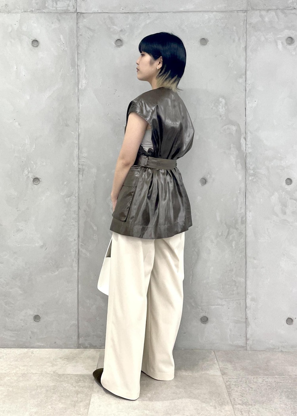 「ブラウン、レザー、ベロア、パンツ、パンプス、ベルト付き、ウエストマーク、ベージュ、ADAM ET ROPÉ、FEMME、HOMME、SDGs、サステナブル、骨格ウェーブ、骨格ナチュラル」｜「ADAM ET ROPE'のベルベットフラット（パンプス、グリーン系）」を使った、matsumuraさん（レディース・159cm）の夏コーディネートの5枚目の写真