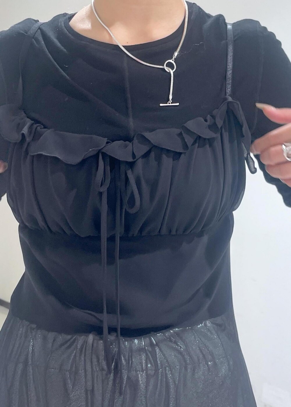 ブラック系のワンピース、ブラック系のパンプス、ブラック系のTシャツ/カットソーを着用したレディースの秋コーディネートの7枚目の写真