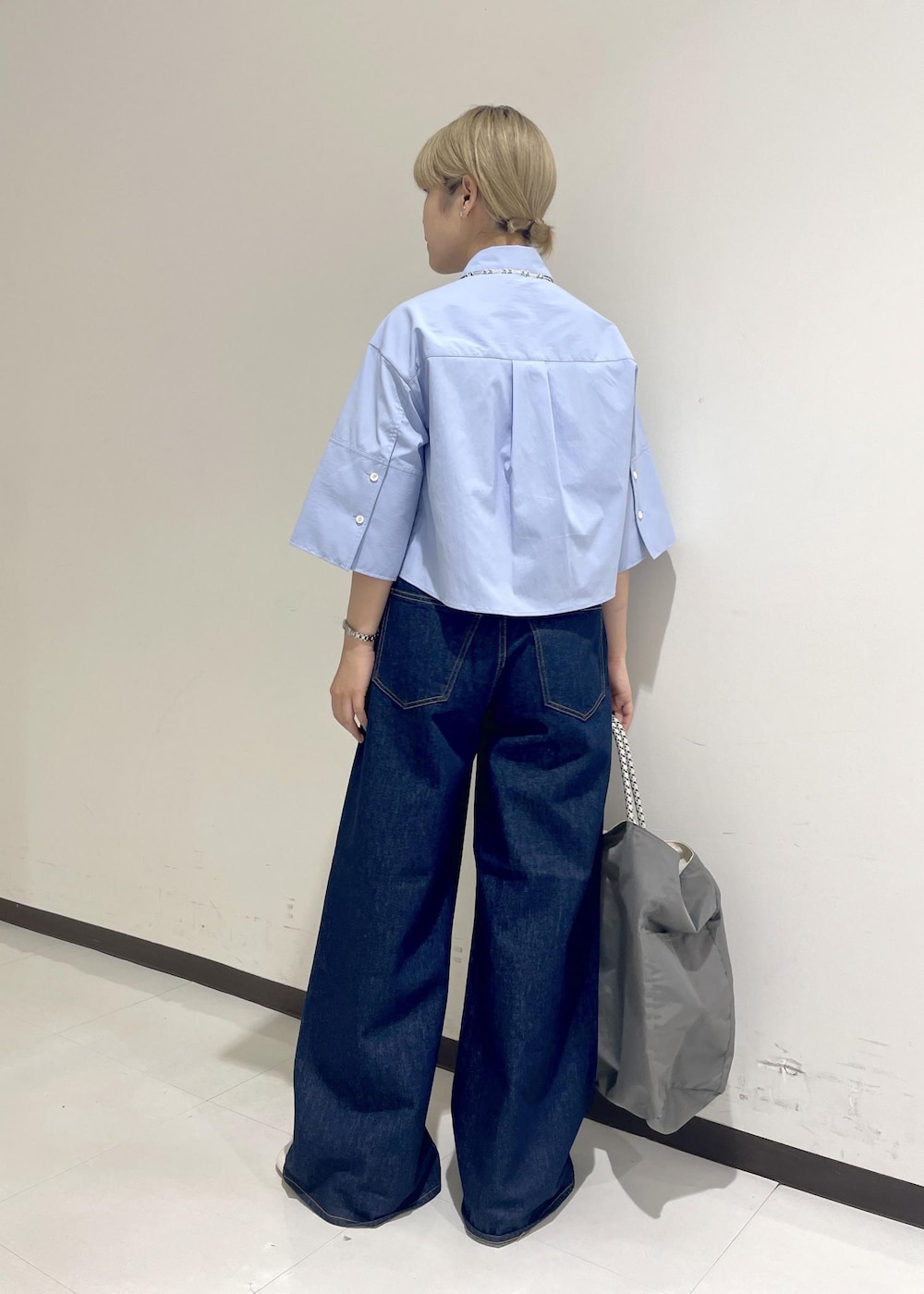 「ミュール、グレー、ハンドバッグ、トートバッグ、ブルー、シャツ、ライトブルー、五分袖、襟、ワイドスリーブ、パンツ、デニム、ネイビー、ワイド、ハイウエスト」|「NEEDBY heritageの【NEEDBY】MAISON SUPER WIDE WITH BELT(デニムパンツ、ブルー系)」を使った、matsumuraさん(レディース・159cm)の夏コーディネートの3枚目の写真