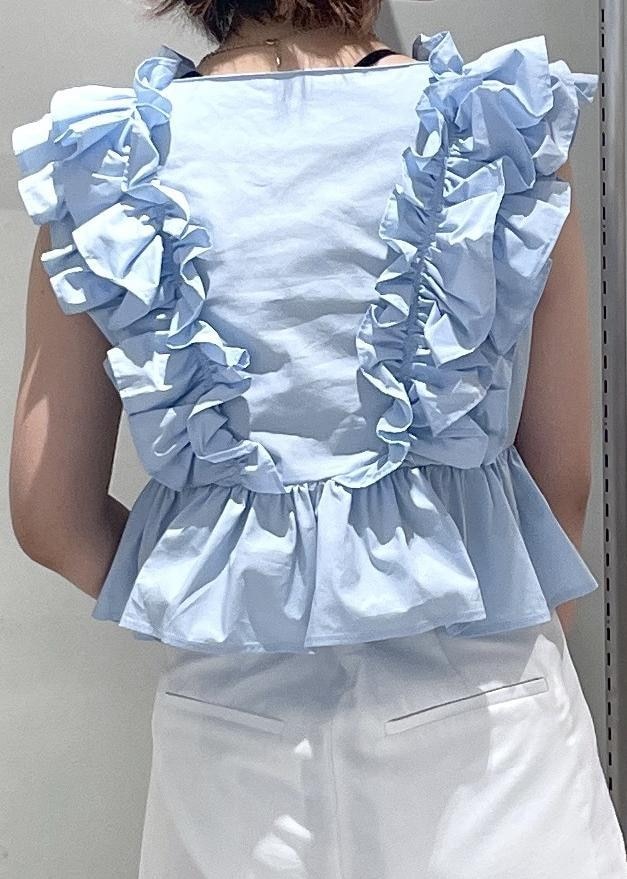 ブラック系のパンプス、ホワイト系のその他パンツ、ブルー系のシャツ/ブラウスを着用したレディースの夏コーディネートの5枚目の写真