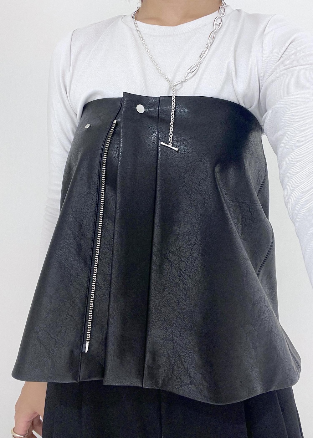 ブラック系のハンドバッグ、グレー系のTシャツ/カットソー、ブラック系のパンプスを着用したレディースの夏コーディネートの6枚目の写真