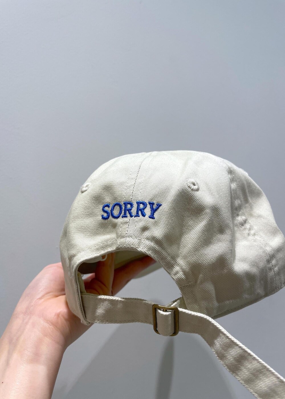 ブラウン系のハンドバッグ、ベージュ系のワンピース、ホワイト系のネックレスを着用したレディースの夏コーディネートの7枚目の写真