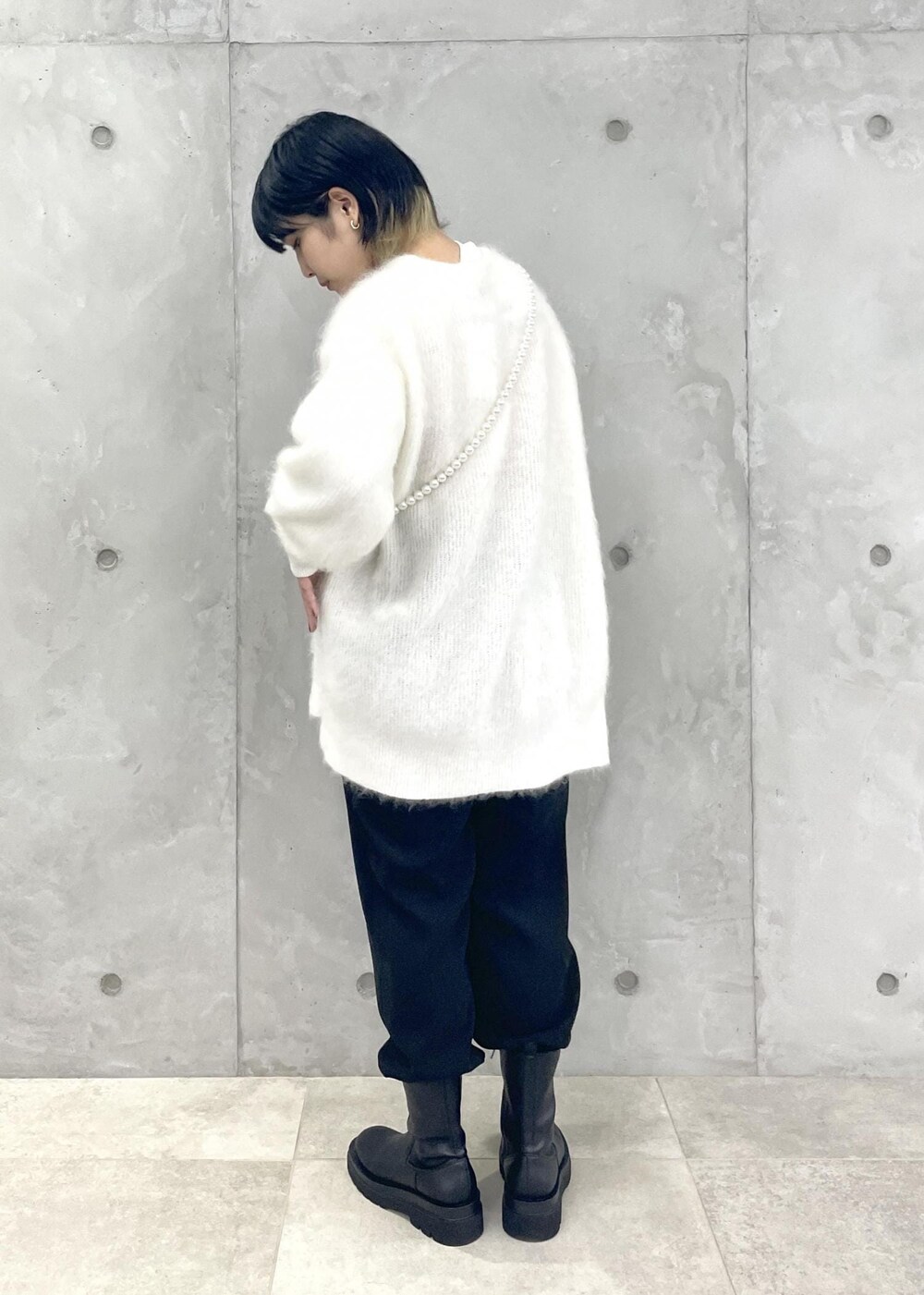 「ブーツ、ロンT、パンツ、ブラック、ショルダーバッグ、ミニ、ポシェット、クルーネック、ADAM ET ROPÉ、FEMME、SDGs、サステナブル、骨格ウェーブ、骨格ナチュラル、イエベ」｜「TANGTANGの【TANGTANG】GASATANG Tee（Tシャツ/カットソー、ホワイト系）」を使った、matsumuraさん（レディース・159cm）の夏コーディネートの3枚目の写真