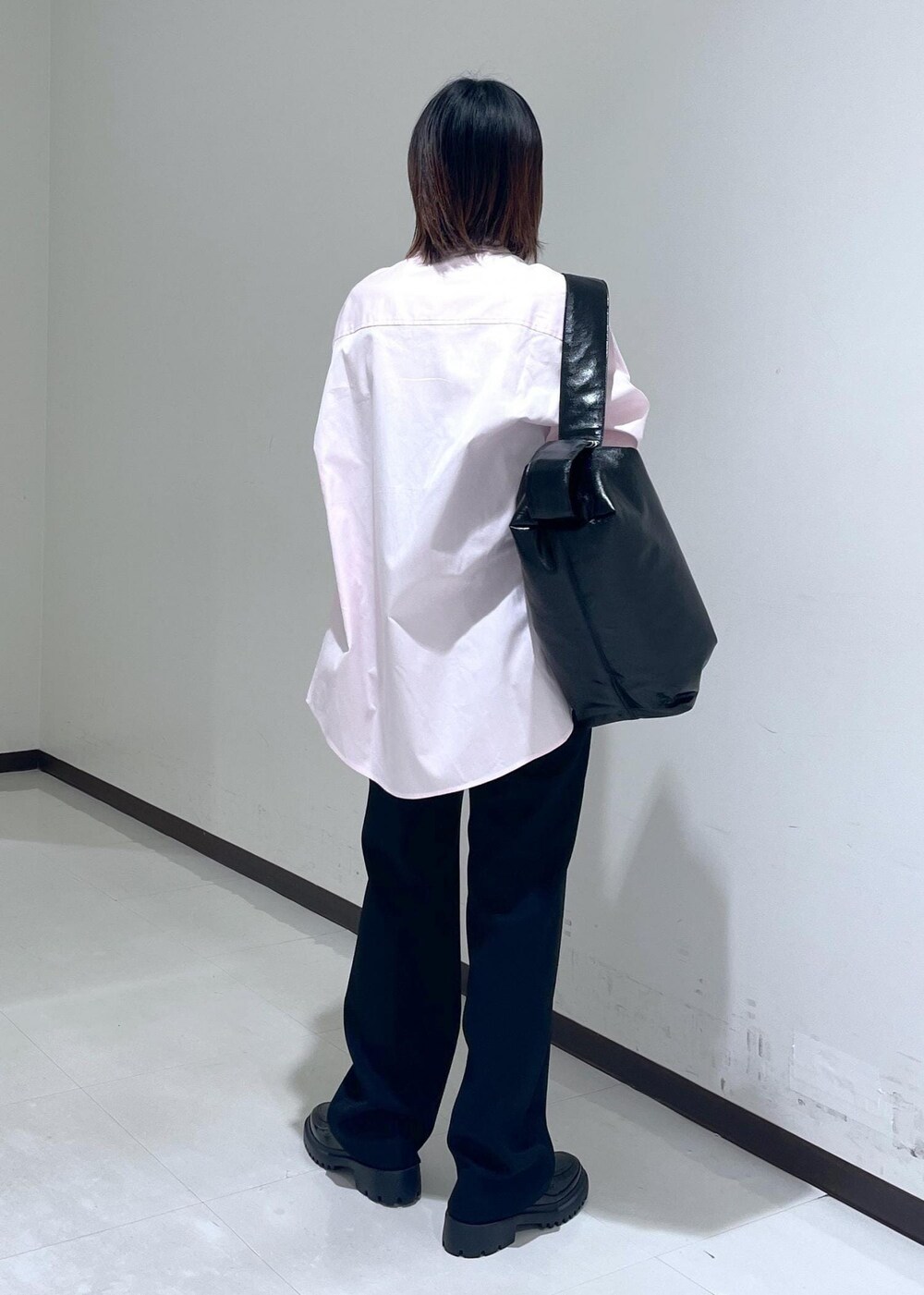「anggae、レインローファー、オーバーサイズ、長袖、ブラック、ホワイト、ピンク、シャツ、襟、お仕事コーデ、授業参観日コーデ、デートコーデ、お出かけコーデ、旅行コーデ、女子会コーデ」|「ADAM ET ROPE'のウォータープルーフコインローファー(ローファー、ブラック系)」を使った、matsumuraさん(レディース・160cm)の夏コーディネートの4枚目の写真