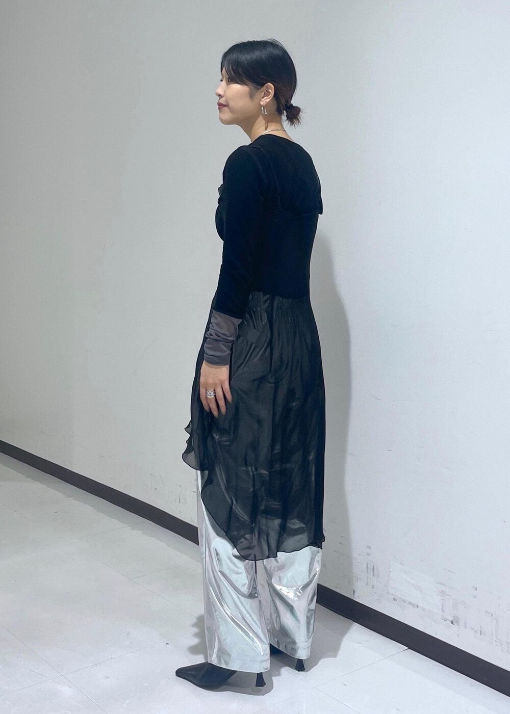 ブラック系のワンピース、ブラック系のパンプス、ブラック系のTシャツ/カットソーを着用したレディースの秋コーディネートの3枚目の写真