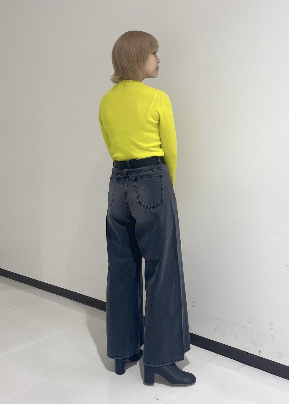 「ブラックデニム、ワイドパンツ、ブーツ、ベルト、イエロー、デニム、ADAM ET ROPÉ、カジュアル、大人カジュアル、秋服まるっと大公開、差し色、キレイめカジュアル、フレアスリーブ」|「ADAM ET ROPE'の【サステナブル】スクエアバックルレザーベルト(ベルト、ブラック系)」を使った、matsumuraさん(レディース・159cm)の秋コーディネートの4枚目の写真