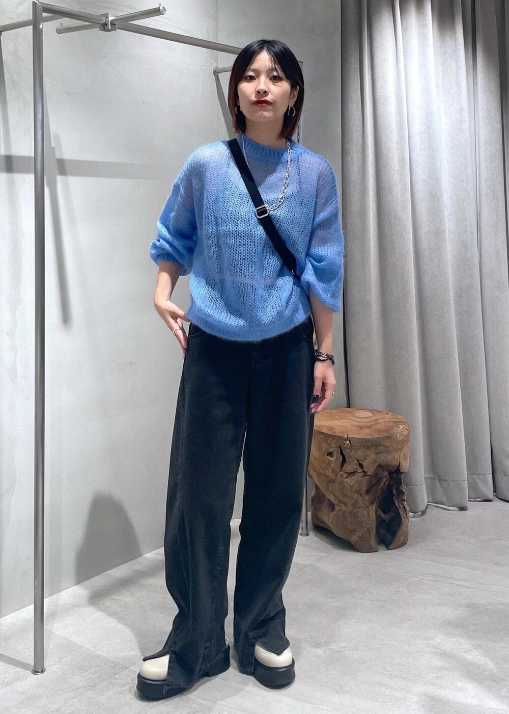 ベージュ系のトートバッグ、ベージュ系のサンダル、ブルー系のニット/セーターを着用したレディースの夏コーディネートの8枚目の写真