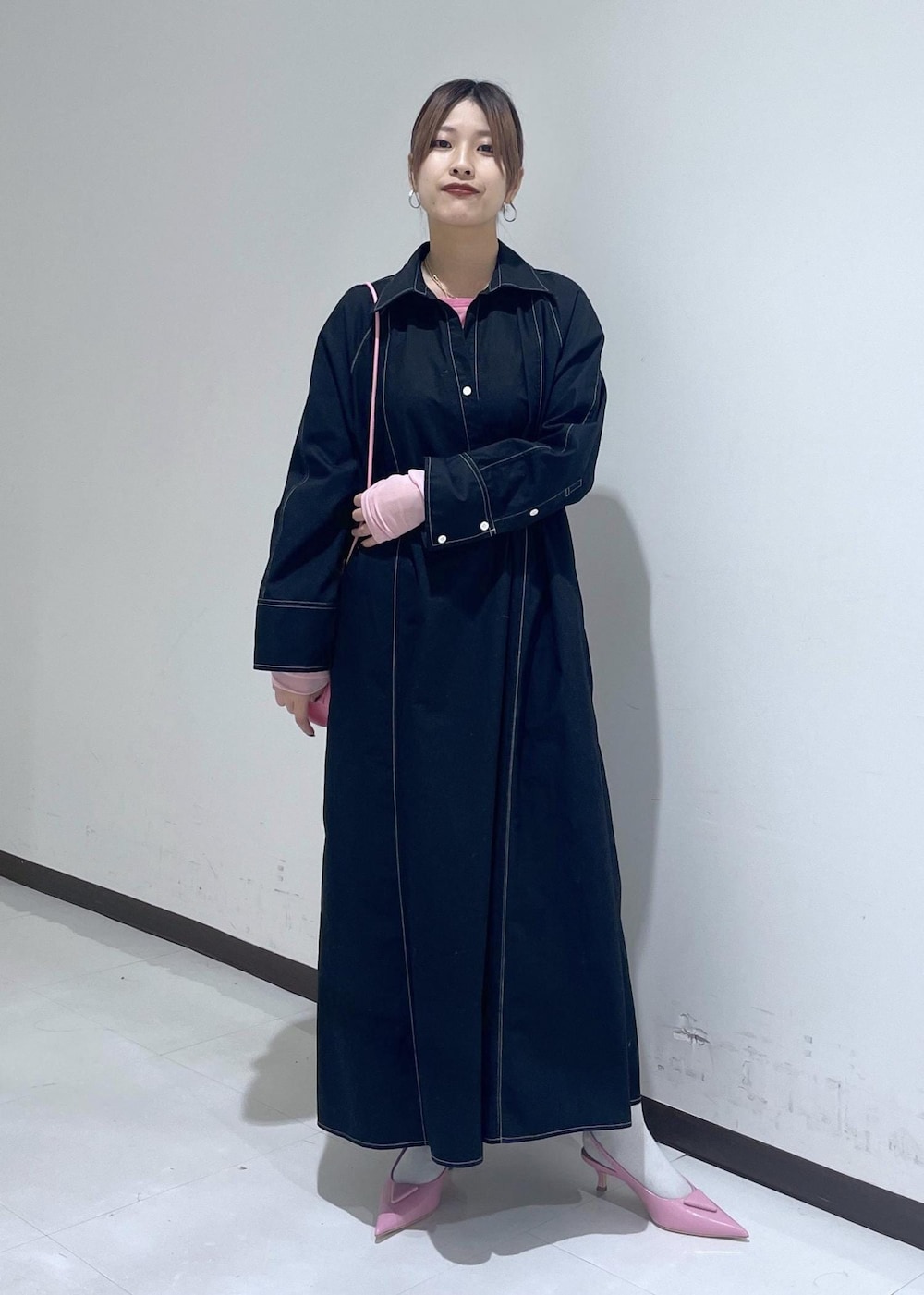「24SS、トニービアンコ、ルミネ店限定、シャツ、シャツワンピ、ワンピース、ピンク、シアー、ブラック、ポインテッドトゥ、ミュール、ADAM ET ROPÉ、FEMME、骨格ウェーブ、骨格ナチュラル」｜「ADAM ET ROPE'の【逸品】シアーロンＴ（Tシャツ/カットソー、ピンク系）」を使った、matsumuraさん（レディース・160cm）の冬コーディネートの2枚目の写真