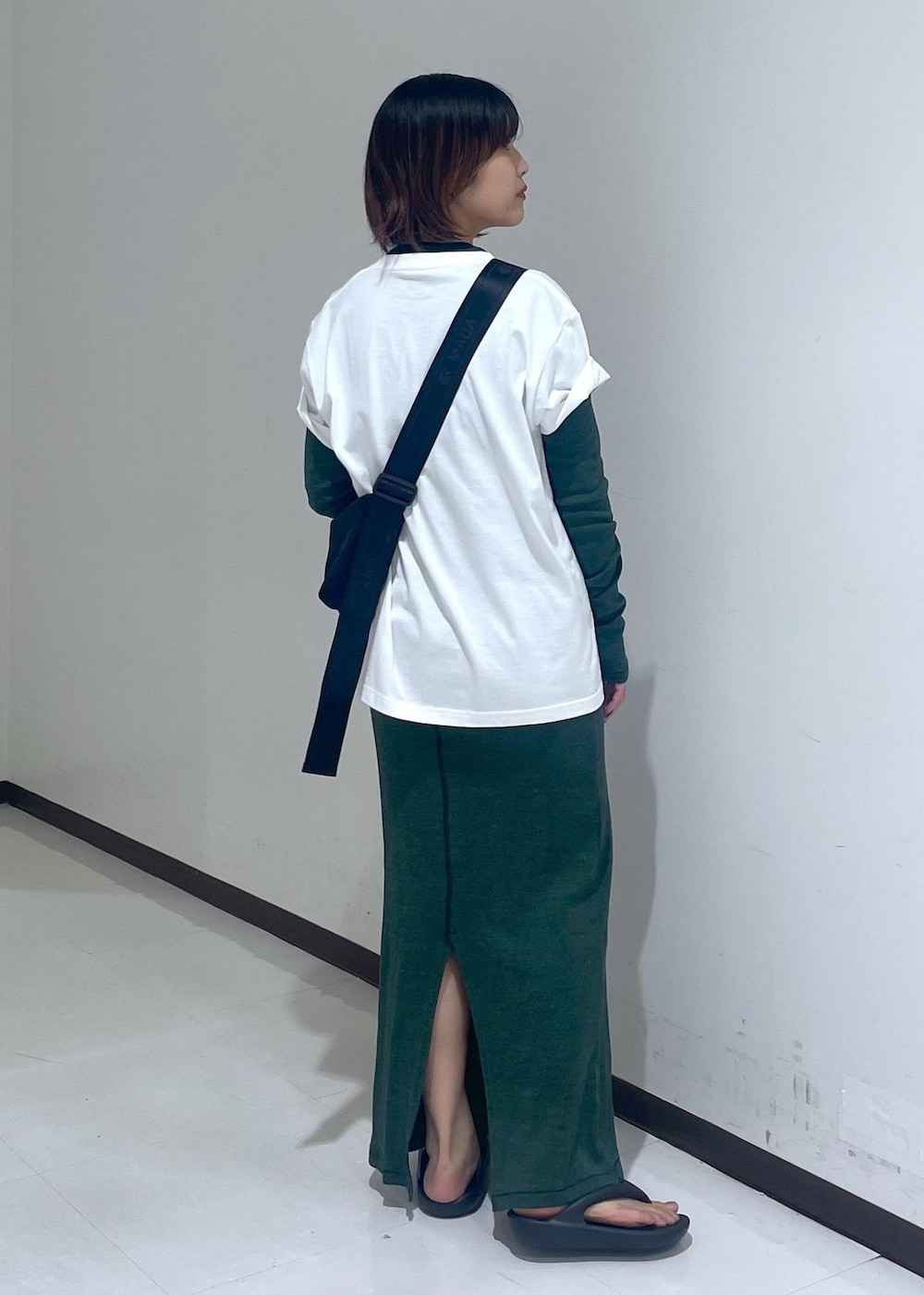 「miller、ワンピース、ミラー、study、トーアンドトー、メッシュショルダー、ブラック、ボディバッグ、Tシャツ、クルーネック、ロング、グリーン、初秋コーデ、秋コーデ、お出かけコーデ」｜「ADAM ET ROPE'の【サステナブル】メッシュショルダー（ショルダーバッグ、ブラック系）」を使った、matsumuraさん（レディース・160cm）の夏コーディネートの4枚目の写真