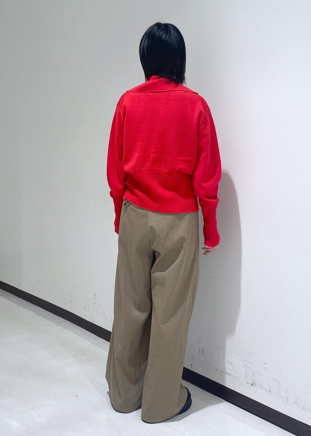 グリーン系のスラックス、ブラック系のサンダル、ブラウン系のTシャツ/カットソーを着用したレディースの秋コーディネートの4枚目の写真