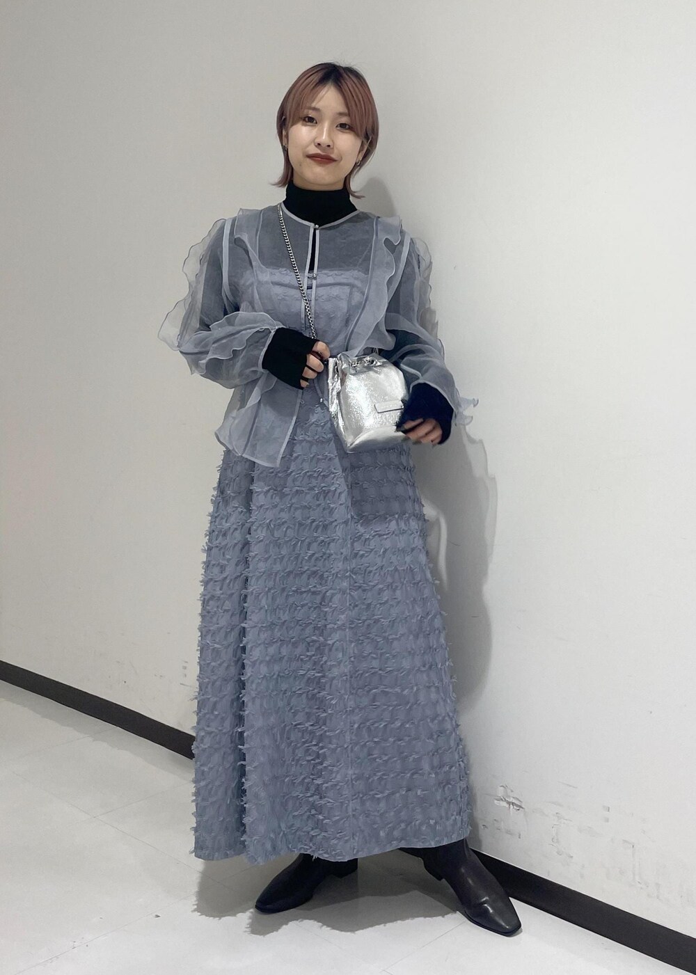 ブラウン系のブーツ、ブラック系のニット/セーター、ブラック系のネックレスを着用したレディースの冬コーディネートの6枚目の写真