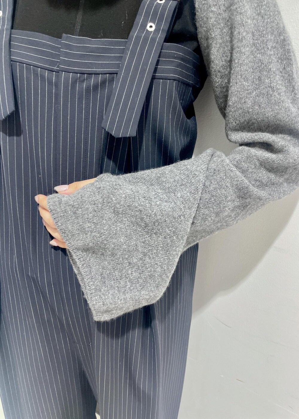 ブラック系のブーツ、ブラック系のTシャツ/カットソー、グレー系の手袋を着用したレディースの秋コーディネートの5枚目の写真