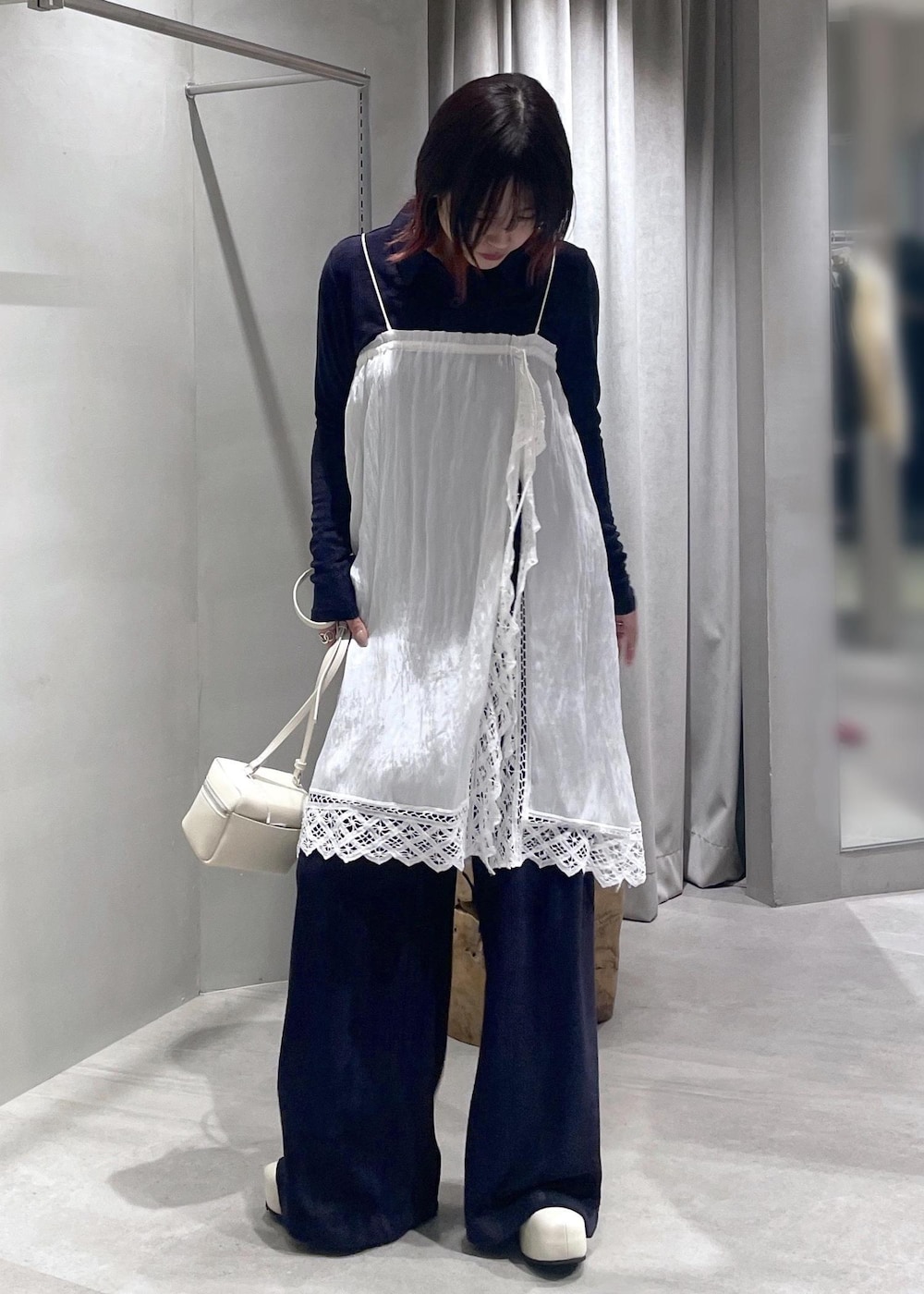 ブルー系のTシャツ/カットソー、ホワイト系のサンダル、ホワイト系のスカートを着用したレディースの春コーディネートの4枚目の写真