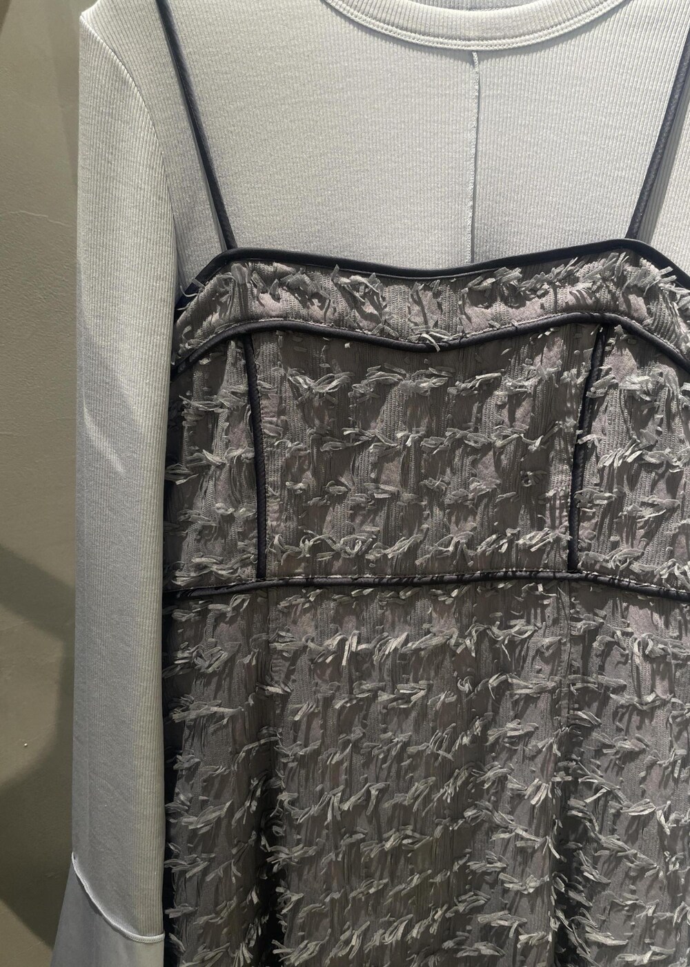 ブラウン系のブーツ、ブラック系のニット/セーター、ブラック系のネックレスを着用したレディースの冬コーディネートの5枚目の写真