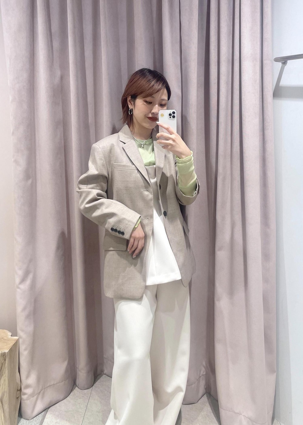 シルバー系のパンプス、ベージュ系のテーラードジャケットを着用したレディースの冬コーディネートの2枚目の写真