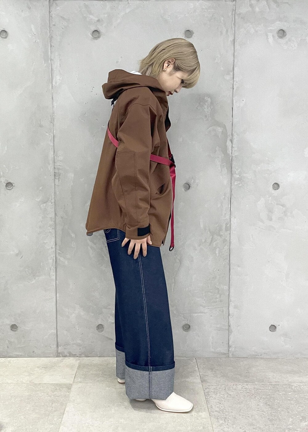 ホワイト系のTシャツ/カットソー、ブラウン系のマウンテンパーカー、ホワイト系のブーツを着用したレディースの夏コーディネートの4枚目の写真