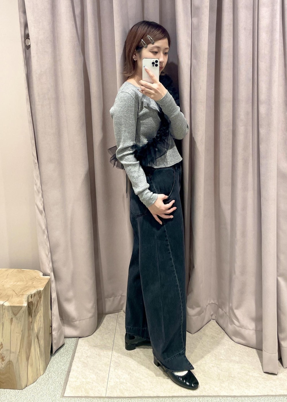 ブラック系のデニムパンツ、ブラック系のパンプス、グレー系のTシャツ/カットソーを着用したレディースの冬コーディネートの2枚目の写真