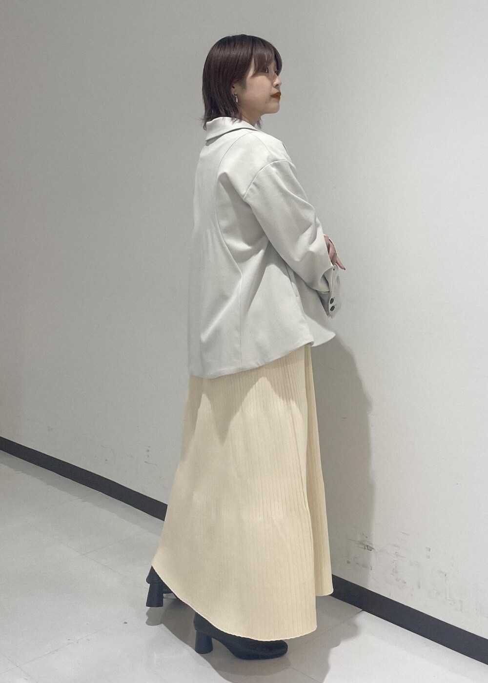 ブラック系のパンプス、シルバー系のチョーカーを着用したレディースの冬コーディネートの5枚目の写真