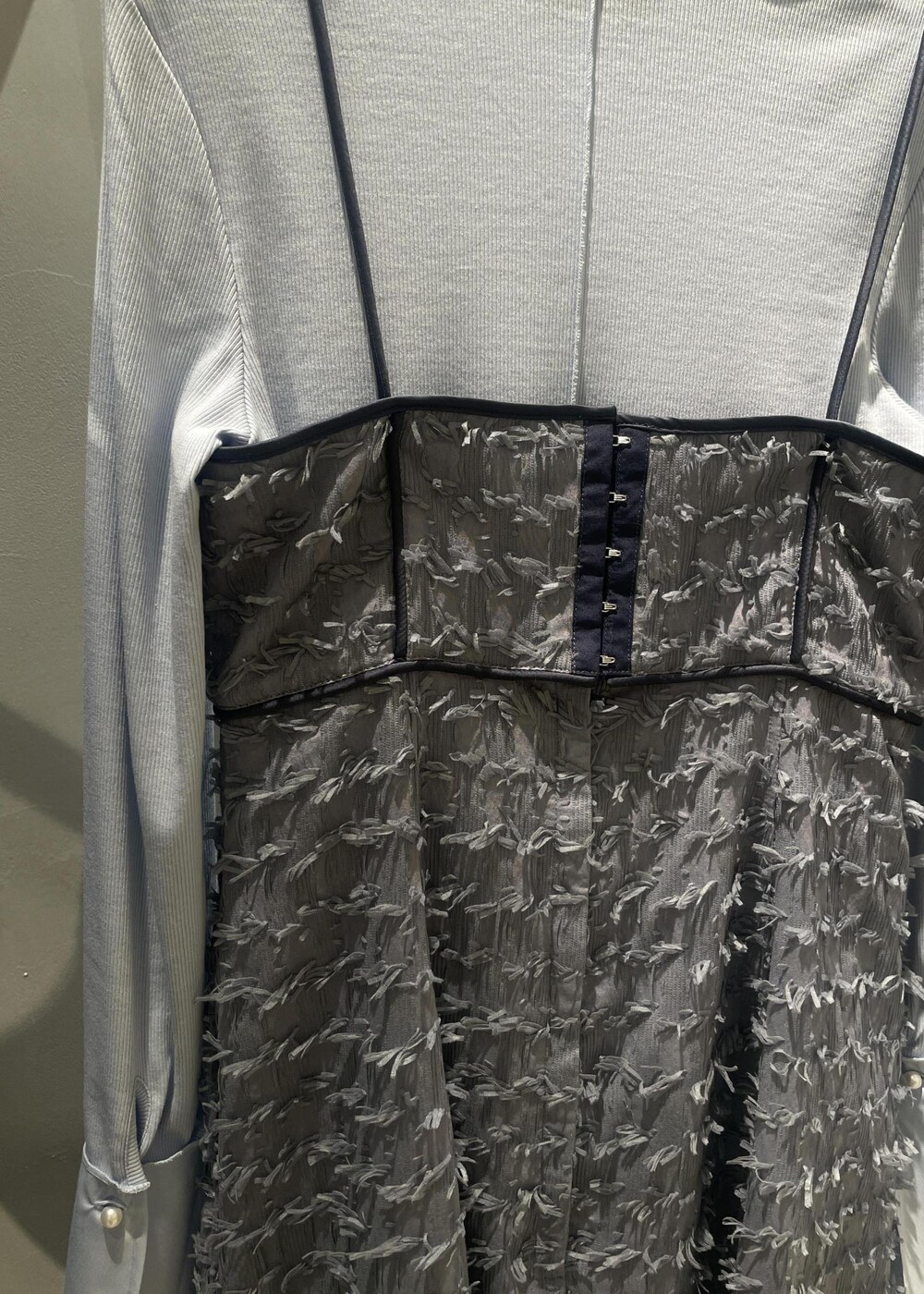 ブラウン系のブーツ、ブラック系のニット/セーター、ブラック系のネックレスを着用したレディースの冬コーディネートの6枚目の写真