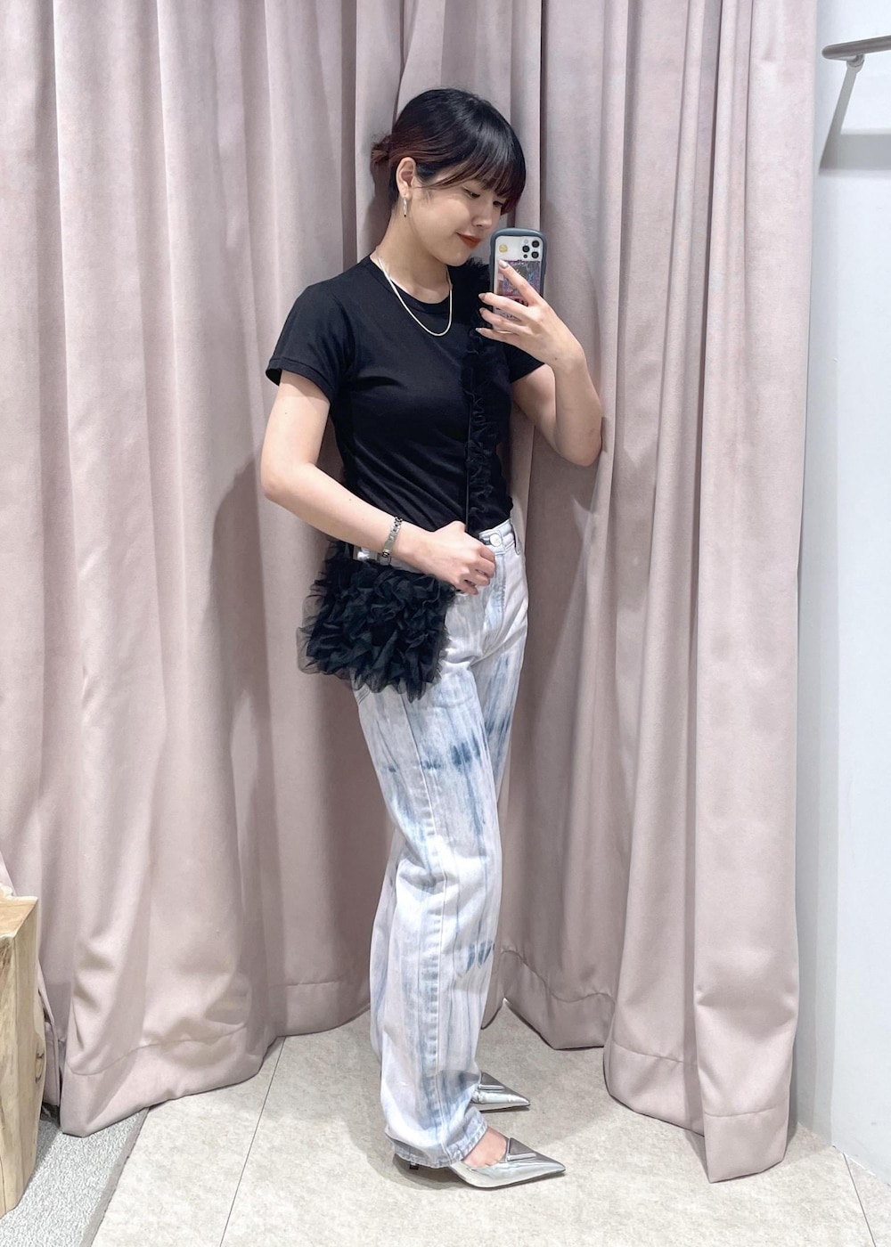 「ショルダーバッグ、Tシャツ、パンツスタイル、夏だ！Tシャツ着よう！、ラフコーデ、デニムコーデ、デニム、カジュアル、きれいめカジュアル、大人カジュアル、春夏コーデ、パンプス、個性派、柄パンツ、ADAM ET ROPÉ」｜「MILLERのMiller for ADAM ET ROPE' 別注SHEER TEE(2PACK)（Tシャツ/カットソー、グリーン系）」を使った、matsumuraさん（レディース・160cm）の夏コーディネートの2枚目の写真