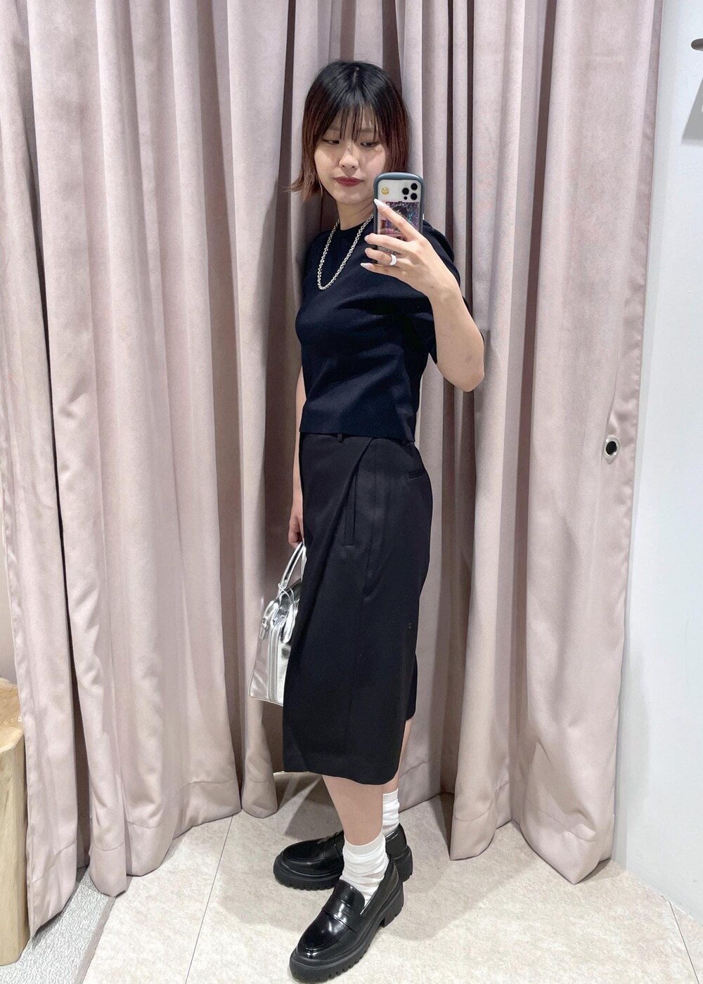 ブラック系のローファー、シルバー系のボストンバッグ、ブラック系のその他パンツを着用したレディースの夏コーディネートの2枚目の写真