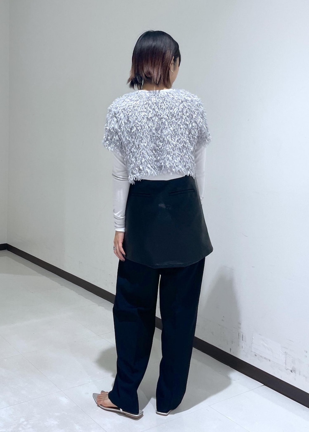 シルバー系のサンダル、グレー系のTシャツ/カットソー、ブラック系のスカートを着用したレディースの夏コーディネートの4枚目の写真