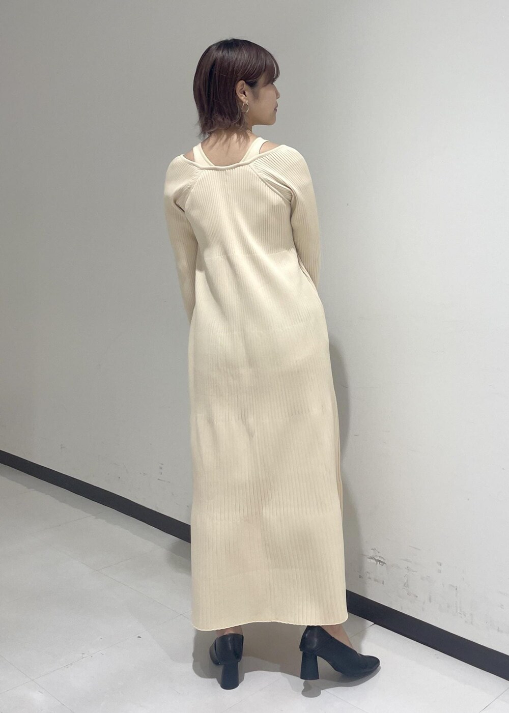 ブラック系のパンプス、シルバー系のチョーカーを着用したレディースの冬コーディネートの5枚目の写真