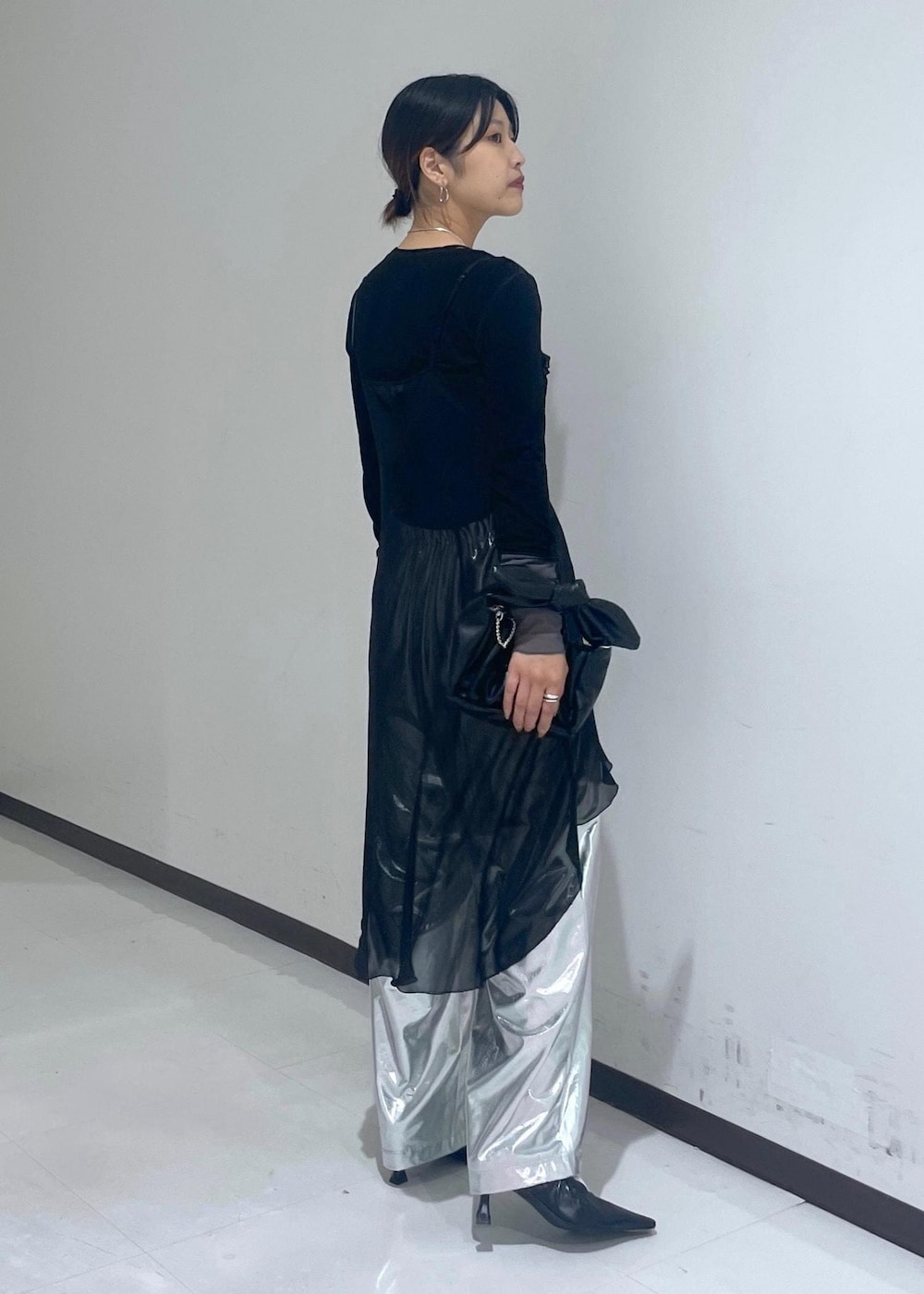 ブラック系のワンピース、ブラック系のパンプス、ブラック系のTシャツ/カットソーを着用したレディースの秋コーディネートの5枚目の写真