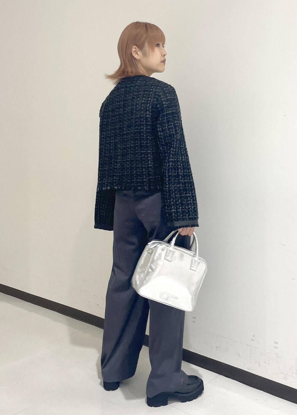 「シルバー、ツィード、きれいめカジュアル、ノースリーブ、ツィードジャケット、Adam et Ropé、秋服準備はじめました、秋服まるっと大公開、おでかけコーデ、休日スタイル、パンツスタイル、モノトーンコーデ、ローファー」|「ADAM ET ROPE'のロゴボストンバッグ(ボストンバッグ、シルバー系)」を使った、matsumuraさん(レディース・159cm)の秋コーディネートの3枚目の写真