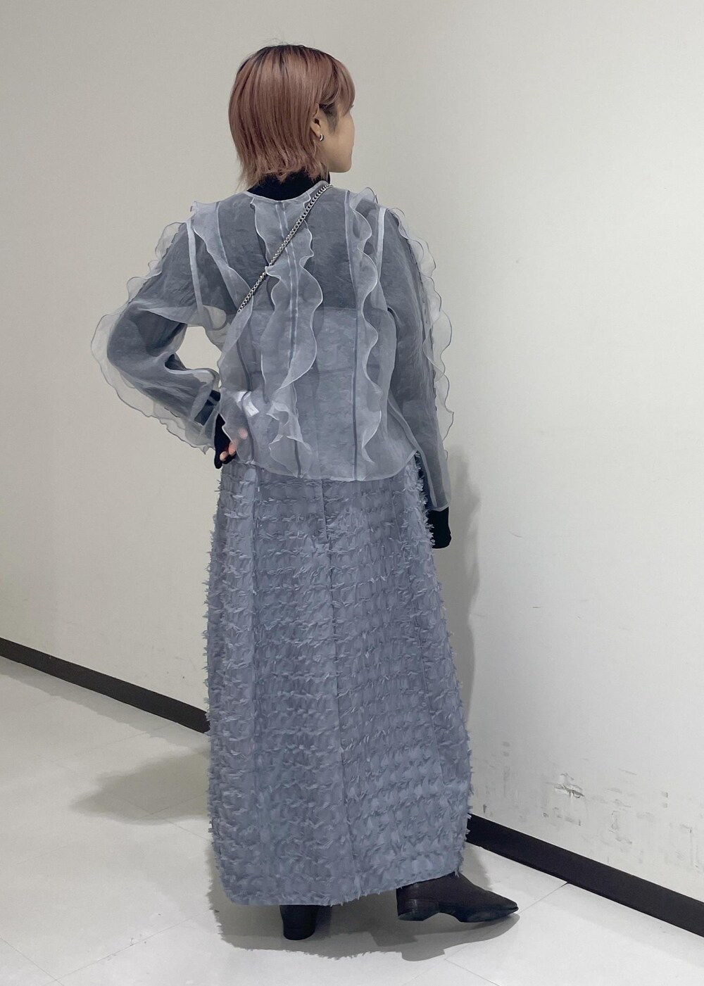 ブラウン系のブーツ、ブラック系のニット/セーター、ブラック系のネックレスを着用したレディースの冬コーディネートの5枚目の写真