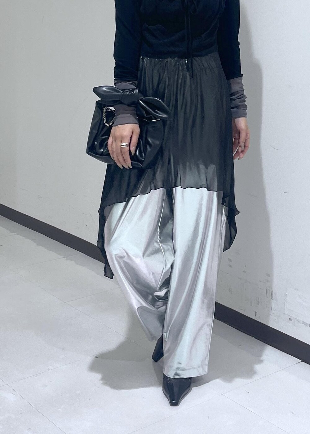 ブラック系のワンピース、ブラック系のパンプス、ブラック系のTシャツ/カットソーを着用したレディースの秋コーディネートの8枚目の写真