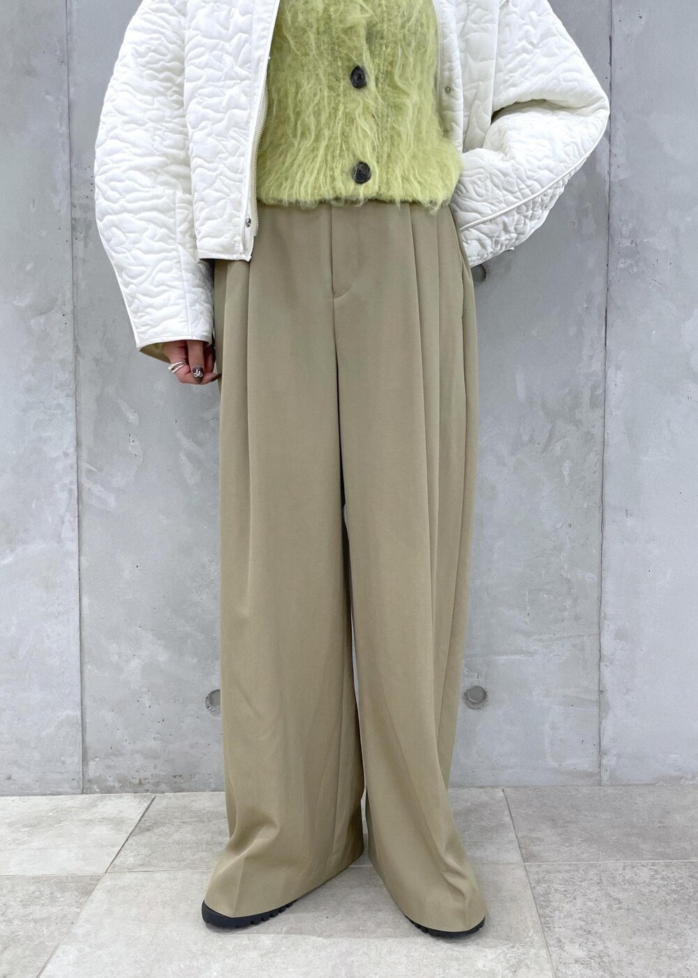 ブラウン系のローファー、グリーン系のカーディガン/ボレロ、グリーン系のスラックスを着用したレディースの冬コーディネートの9枚目の写真