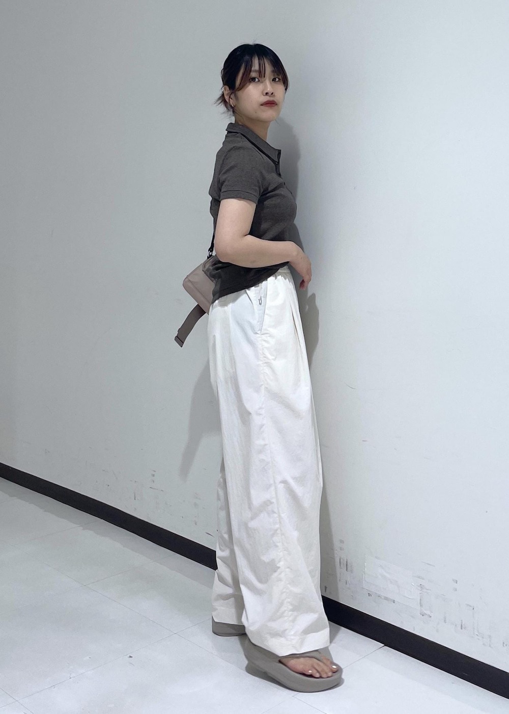 「GANNI、24SS、24SS春の新作、miller、ウーフォス、オメガ、ポロシャツ、ショルダーバッグ、ホワイト、パンツ、サンダル、ADAM ET ROPÉ、FEMME、SDGs、サステナブル」｜「MILLERの【Miller for ADAM ET ROPE'】Polo Tee（ポロシャツ、ブラウン系）」を使った、matsumuraさん（レディース・160cm）の春コーディネートの4枚目の写真