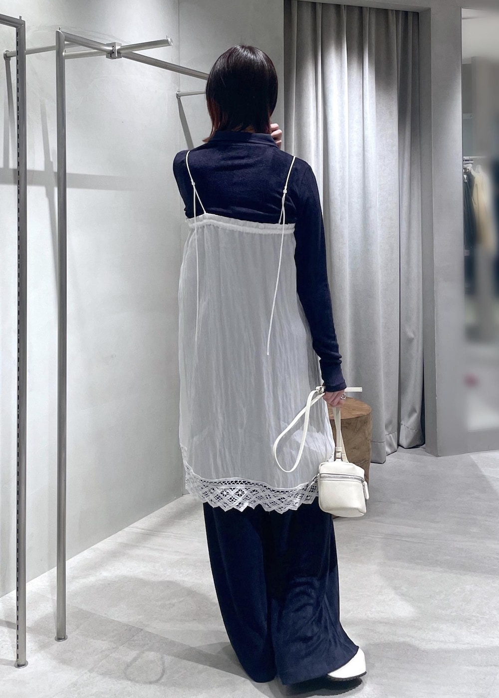 ブルー系のTシャツ/カットソー、ホワイト系のサンダル、ホワイト系のスカートを着用したレディースの春コーディネートの6枚目の写真