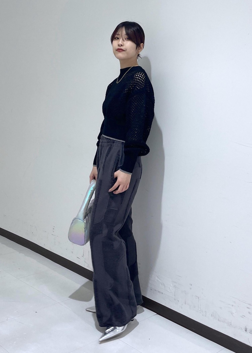 「24SS、アイレットニット、編みニット、ショート丈、パンツ、リラックス、ウエストゴム、ポインテッドトゥ、トニービアンコ、シルバー、バッグ、24SS春の新作、ブラック、ADAM ET ROPÉ、FEMME」｜「ADAM ET ROPE'の【サステナブル】ワンハンドルパフバッグ（ハンドバッグ、グレー系）」を使った、matsumuraさん（レディース・160cm）の春コーディネートの3枚目の写真